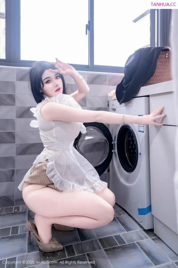   [XiuRen]高清写真图 2025.11.20 No.11010 汐汐爱吃草莓 家政姐姐第13张图片